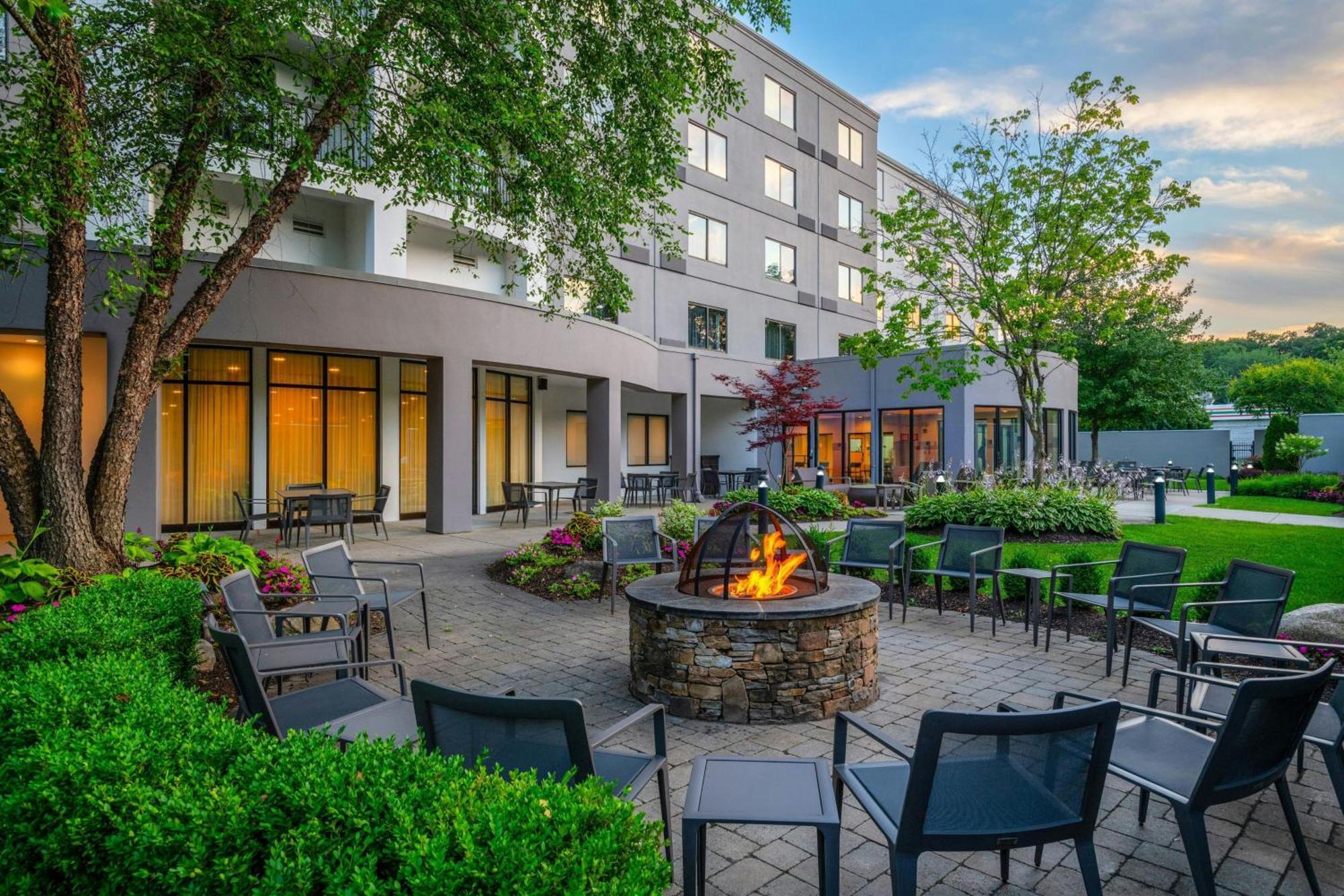 Отель Courtyard By Marriott Providence Линкольн Экстерьер фото